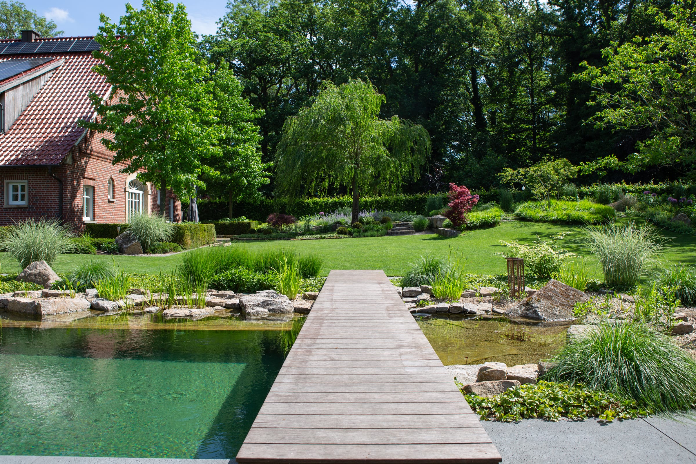 Landhausgarten mit Naturteich